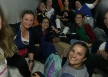 Diez docentes en la caja de una camioneta