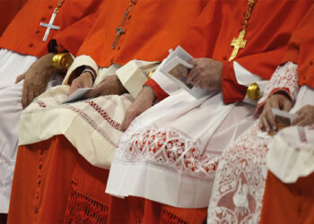 El Papa Francisco reducirá otro 10% el sueldo a cardenales y la curia desde noviembre