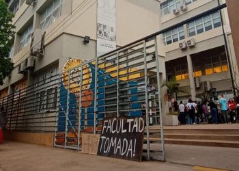 Tomaron la Facultad de Trabajo Social de la UNER en Paraná