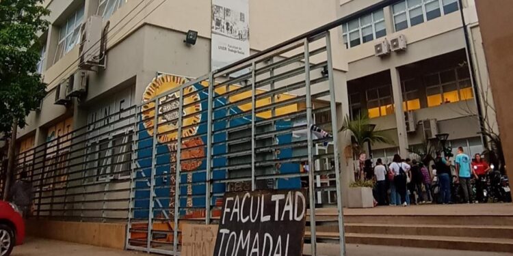 Tomaron la Facultad de Trabajo Social de la UNER en Paraná