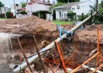 Derrumbe de poste de luz y trasformador dejaron mas de 7 horas sin servicio a barrios de San Jose y aledañas