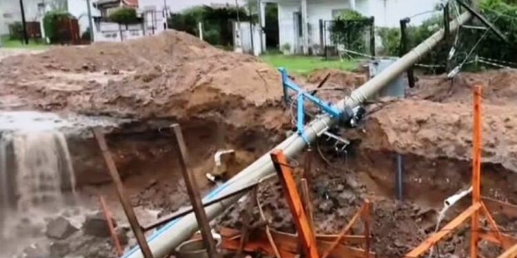 Derrumbe de poste de luz y trasformador dejaron mas de 7 horas sin servicio a barrios de San Jose y aledañas