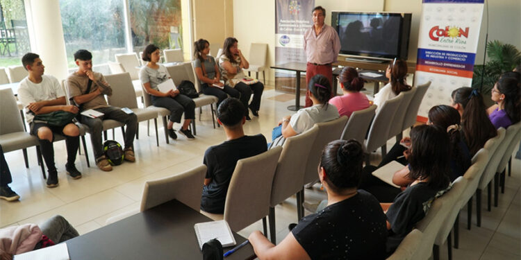 Comenzó la capacitación gratuita para mozos y camareras en Colón