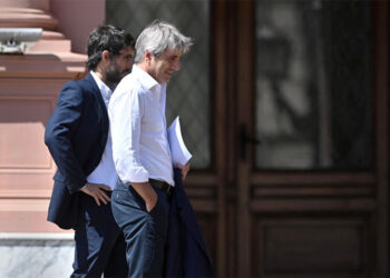 El ministro de Economia Caputo con el látigo en la mano