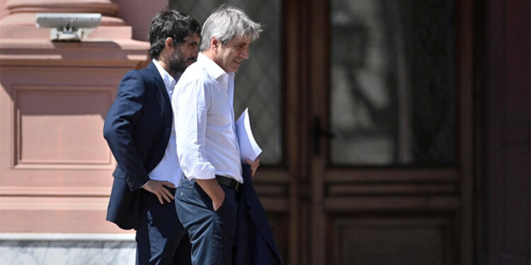 El ministro de Economia Caputo con el látigo en la mano