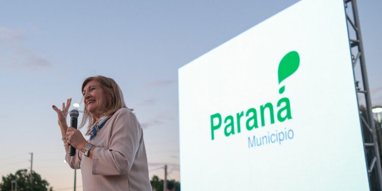 La Intendenta Rosario Romero presentó el programa Paraná 100% LED