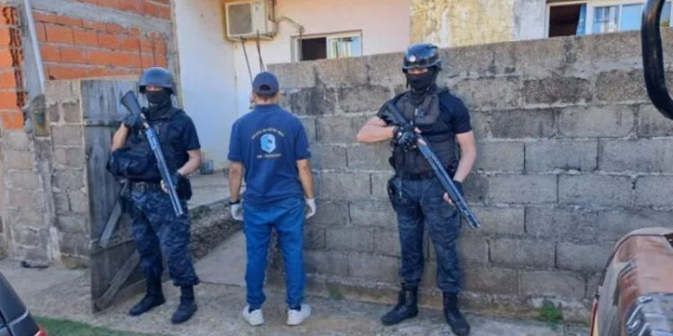 Concordia: Secuestraron armas, cocaína, marihuana y arrestaron a ocho personas en allanamientos