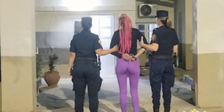 Colón: Mujer aprehendida tras intentar ingresar a una vivienda