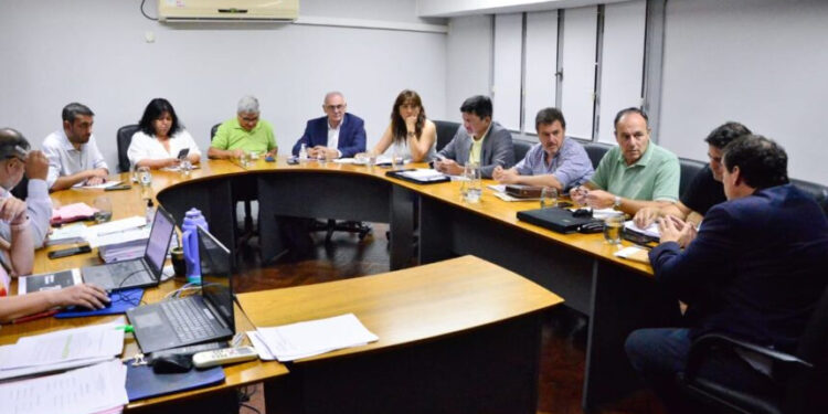 A contramano: Mientras Milei despide empleados judiciales