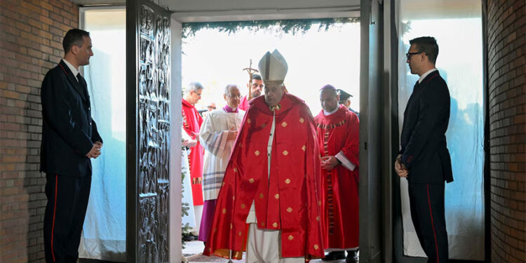El Papa Francisco abrió la Puerta Santa en una cárcel de Roma