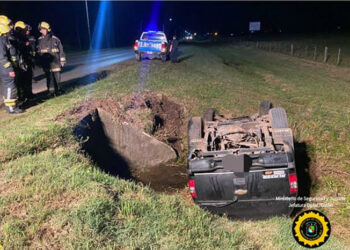 Despiste y vuelco de automóvil en Ruta Ex 26