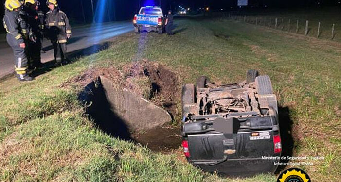 Despiste y vuelco de automóvil en Ruta Ex 26