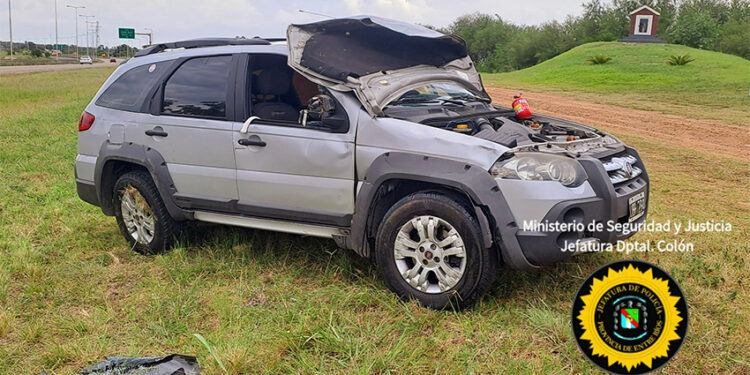 Despiste y vuelco de un Automóvil en la Autovía G. Artigas
