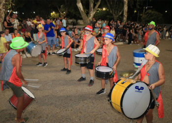 El público acompañó el inicio de los Corsos Colonenses 2025