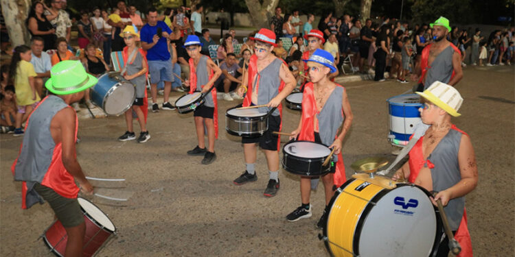 El público acompañó el inicio de los Corsos Colonenses 2025