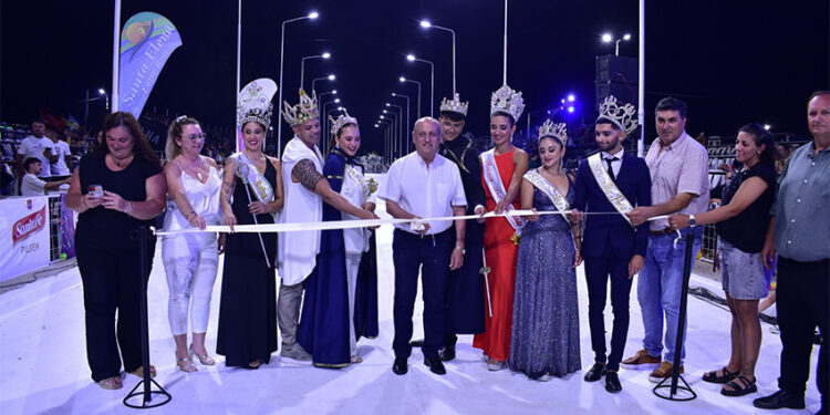 Miles de espectadores disfrutaron de la primera luna de Carnaval en Santa Elena
