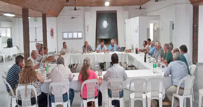 Entidad rural reclama al gobierno por caminos y la crisis del sector avícola