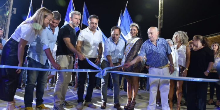 Comenzó el mayor espectáculo a cielo abierto del país con casi 20 mil personas presentes