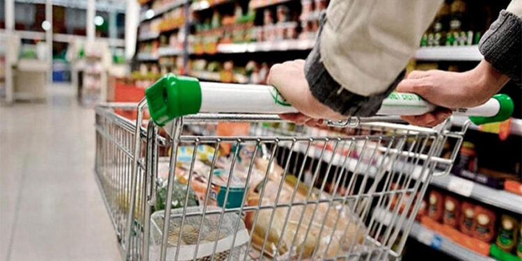 Las ventas en supermercados cayeron 7,6% en el primer año de la era Milei