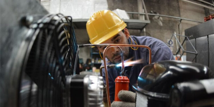 La industria PyME cerró el 2024 con una caída de 9,8%