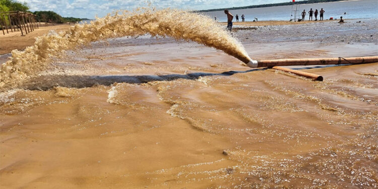 Refulado de arena en la playa del Club de Pescadores Fábrica Colón