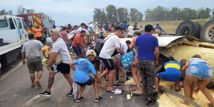 Volcó un camión, murió el chofer y saquearon el cargamento