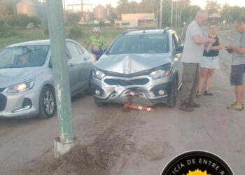 San José: Conductor resultó ileso tras impactar su auto con un poste