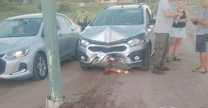 San José: Conductor resultó ileso tras impactar su auto con un poste