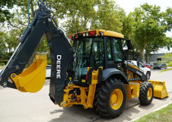 La Municipalidad de Colón recibió la Retroexcavadora 0KM