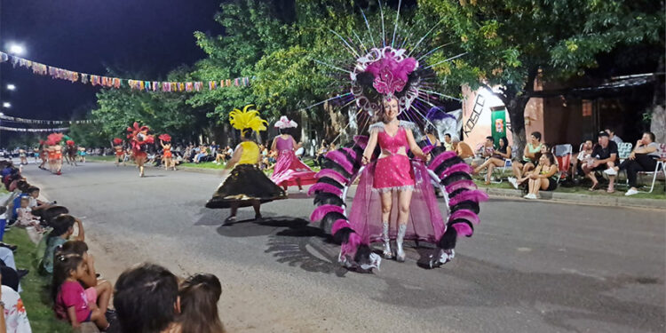 Corsos Claritenses. Ñande Overá celebró sus 15 años con reconocimientos y show de fuegos artificiales.