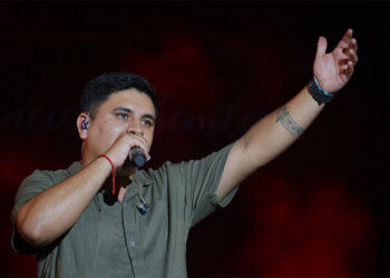 Francisco Benítez cautivó con su voz la tercera noche de Artesanía 2025