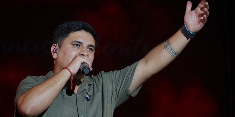 Francisco Benítez cautivó con su voz la tercera noche de Artesanía 2025