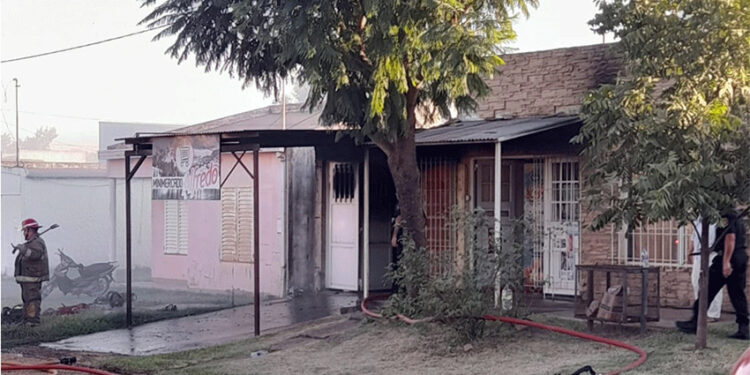 San Salvador: se incendió una vivienda y hallaron una mujer fallecida en el interior