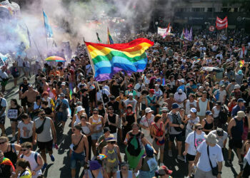 Multitudinaria marcha LGBT: miles de personas se movilizaron por el «orgullo antifascista» y contra el discurso de Javier Milei