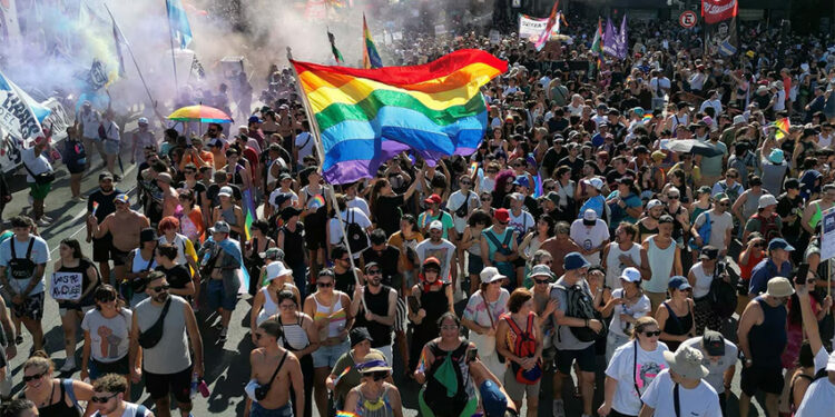 Multitudinaria marcha LGBT: miles de personas se movilizaron por el «orgullo antifascista» y contra el discurso de Javier Milei