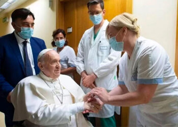 El Papa Francisco pasó una noche tranquila, pero su estado sigue siendo complejo