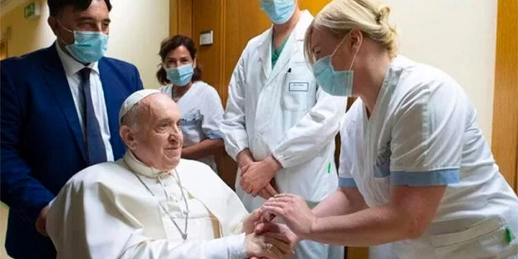 El Papa Francisco pasó una noche tranquila, pero su estado sigue siendo complejo