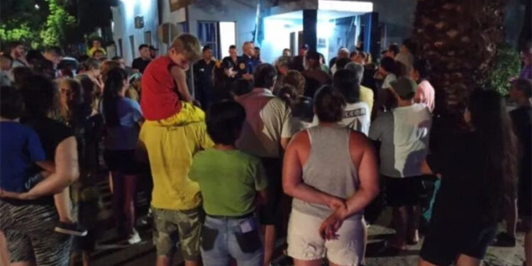 Gualeguaychú: vecinos se autoconvocaron en una comisaría pidiendo mayor seguridad