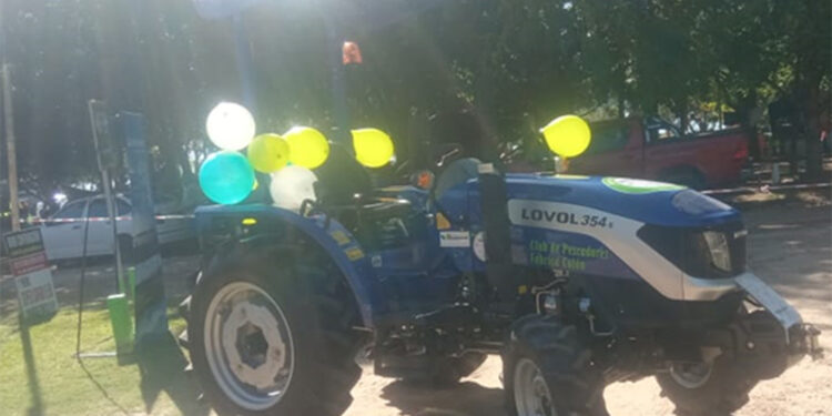 El Club de Pescadores Fábrica Colón, presentó el Tractor 0km adquirido