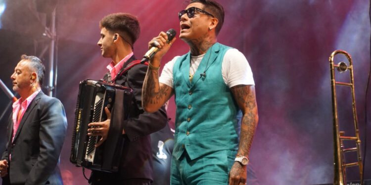 Pinky y Uriel Lozano hicieron vibrar la segunda noche de Artesanía 2025