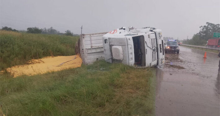 Colón: Vuelco bajo la lluvia en la Autovía 14