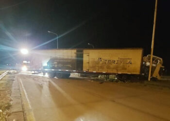 Camión despistó en Ruta 14 y quedó cruzado sobre la cinta asfáltica