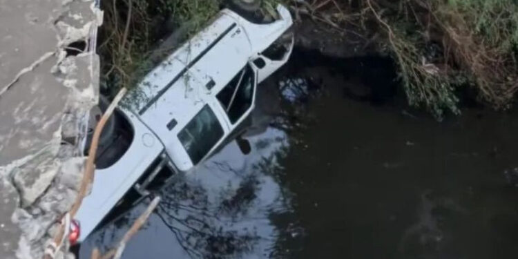 Ruta 39: despistó con su camioneta, cayó bajo un puente y fue hospitalizado en Concepción del Uruguay