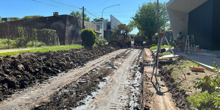 Villa Elisa: Comienzan a trabajar en una nueva cuadra de adoquinado