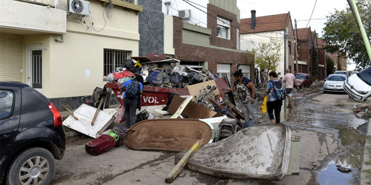 Tragedia de Bahía Blanca: confirman 16 muertos, 128 desaparecidos y más de mil evacuados