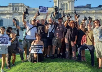 Paraná: para pedir justicia por Pablo Grillo, fotógrafos realizaron un «camarazo»