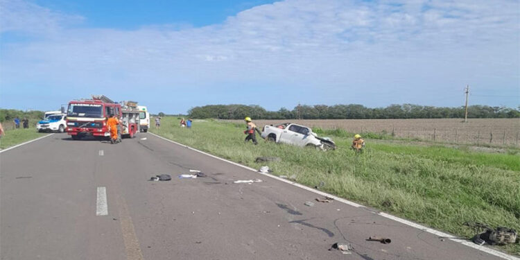 Tres fallecidos al chocar un camión y una camioneta de frente en ruta 127