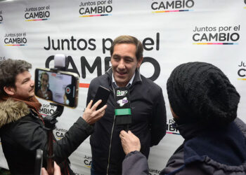 Imputaron al ex intendente de La Plata Julio Garro en una causa por corrupción y allanaron su casa