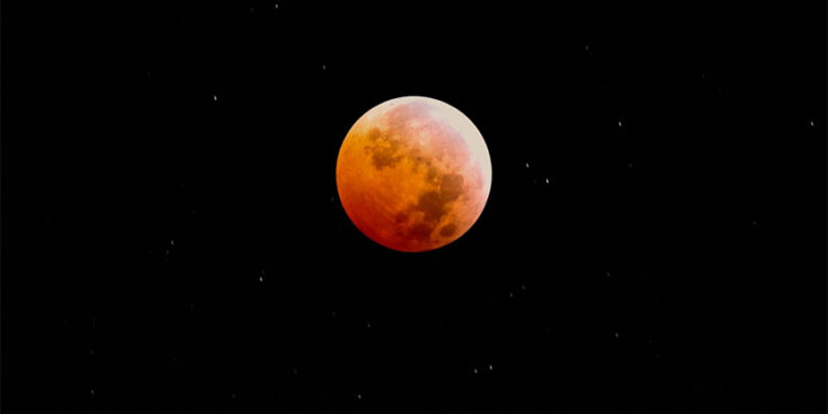 La Luna se tiñó de rojo: espectacular eclipse lunar