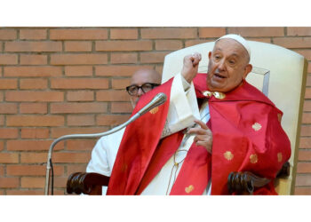 El Papa Francisco pasó otra “noche tranquila”, saludó y cumple su tercer domingo internado
